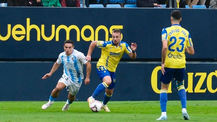 Ontiveros se marcha de Luca Sangalli en presencia de Carlos Fernández durante el Cádiz - Málaga.