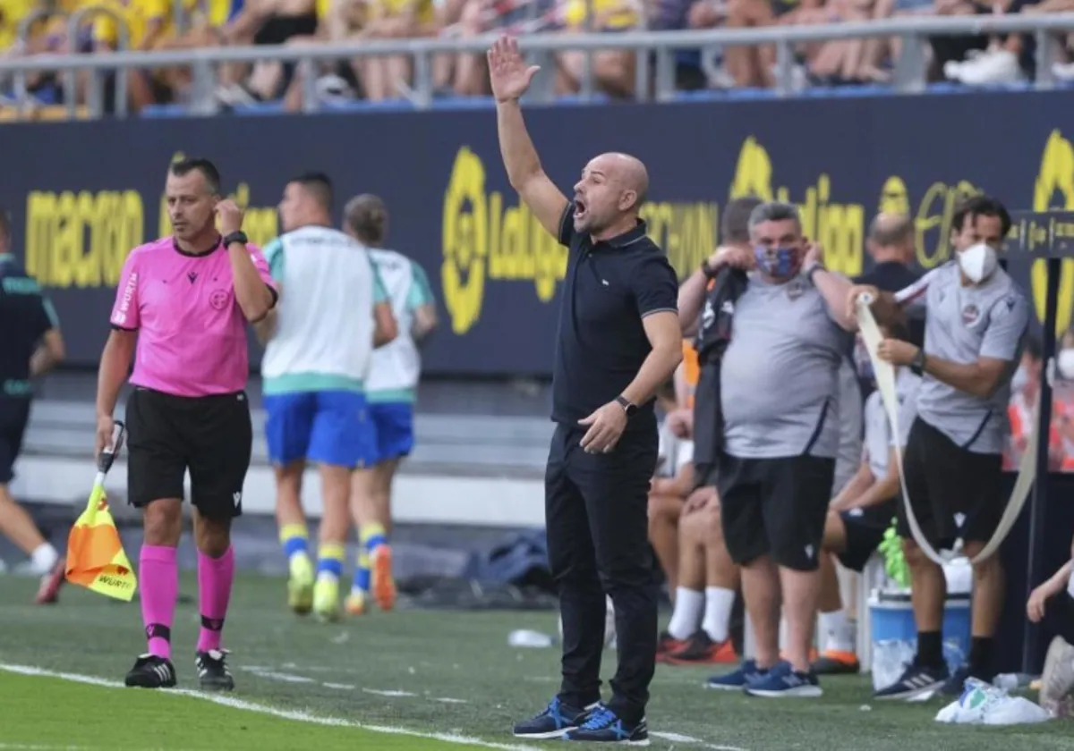 Paco López da instrucciones en un partido