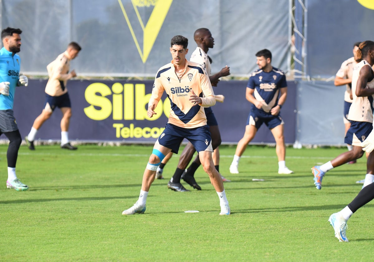 Carlos Fernández podrá repetir en el once este domingo.