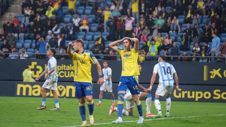 Carlos Fernández lamenta una ocasión desperdiciada en el Cádiz - Málaga.