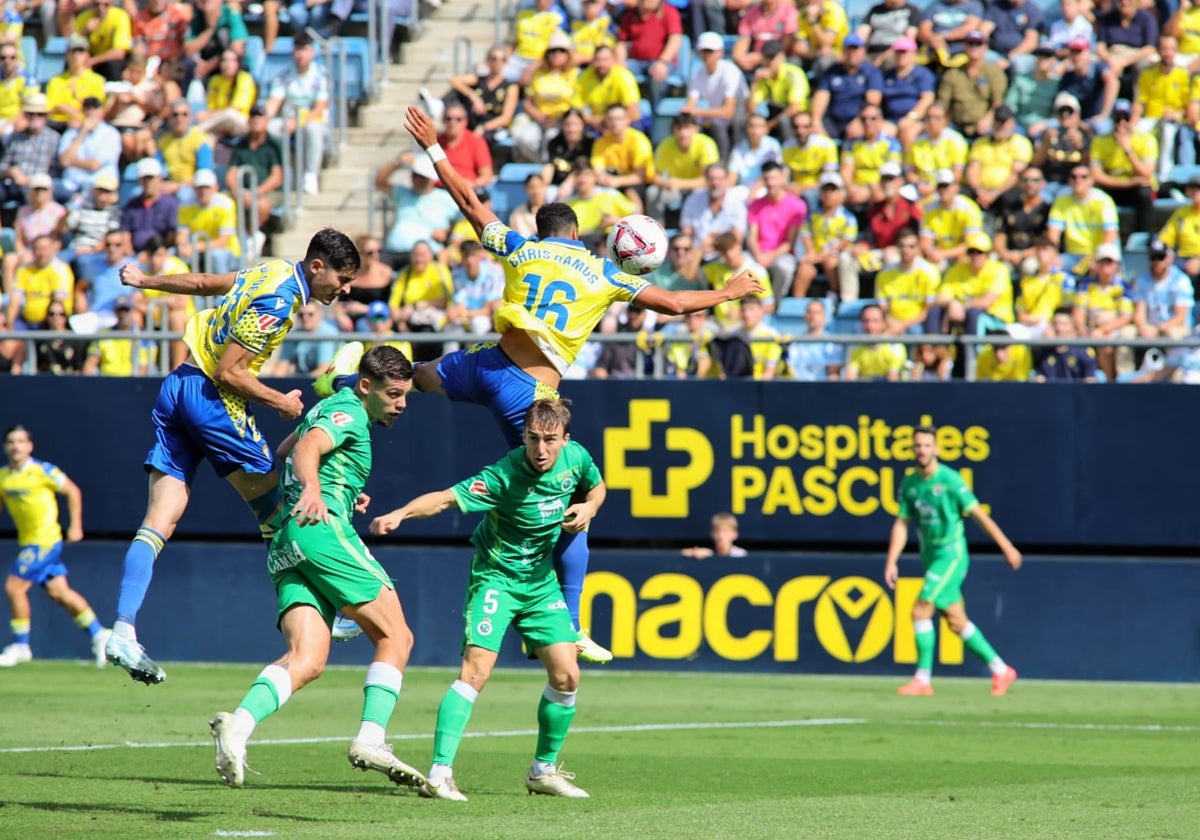 El Cádiz CF plantó cara al líder Racing de Santander.