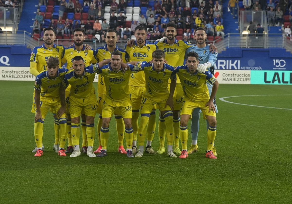 Once titular del Cádiz CF en Ipurua ante el Eibar.