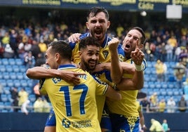 Fotos: el Cádiz da a su afición la primera alegría en casa en la jornada 12