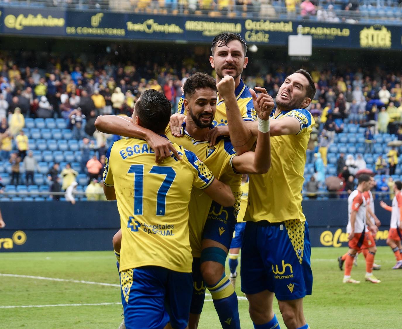 Fotos: el Cádiz da a su afición la primera alegría en casa en la jornada 12