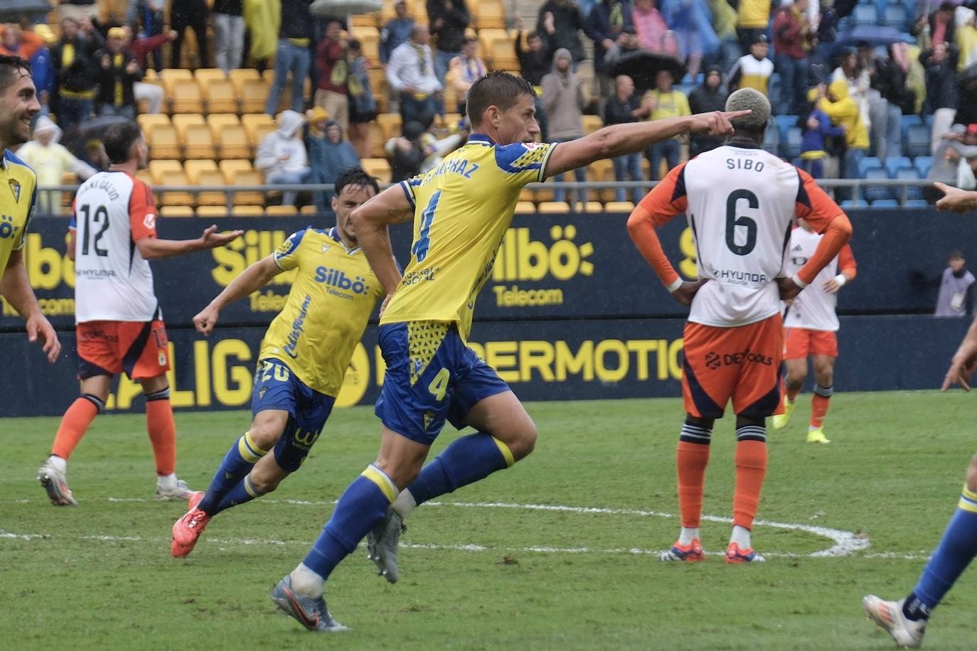 Fotos: el Cádiz da a su afición la primera alegría en casa en la jornada 12