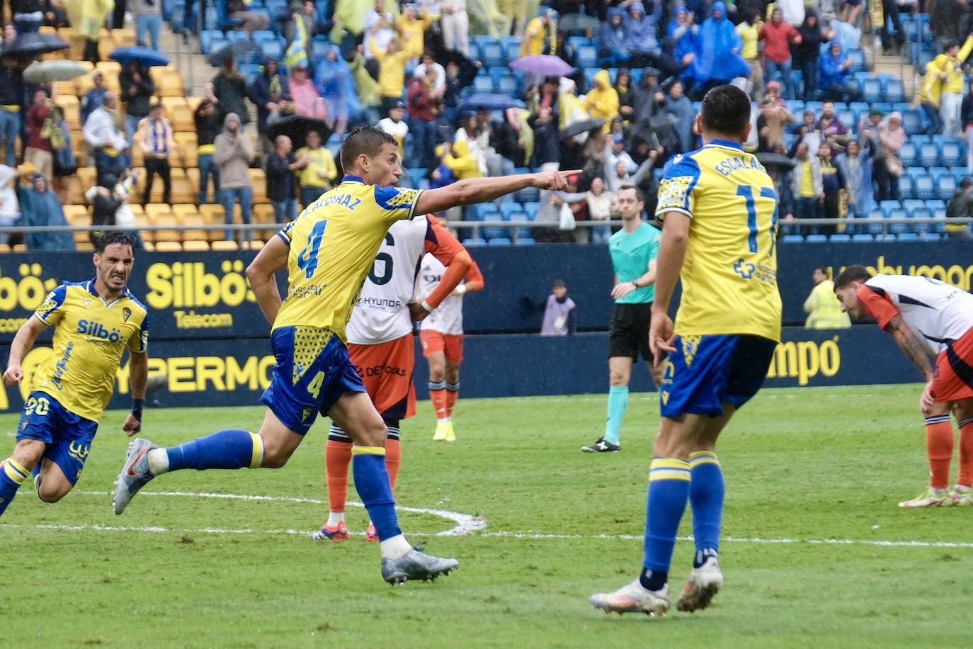 Fotos: el Cádiz da a su afición la primera alegría en casa en la jornada 12