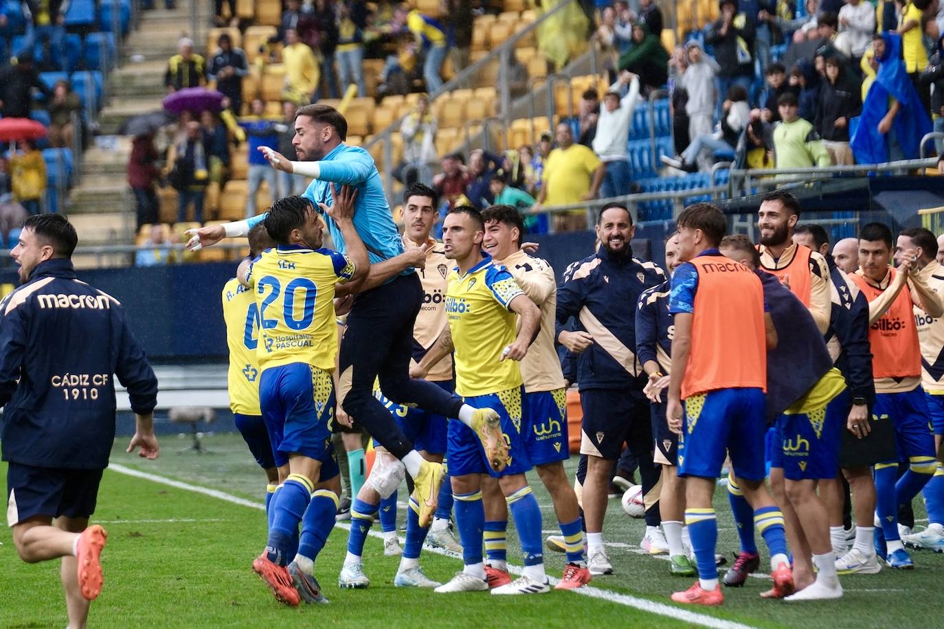 Fotos: el Cádiz da a su afición la primera alegría en casa en la jornada 12