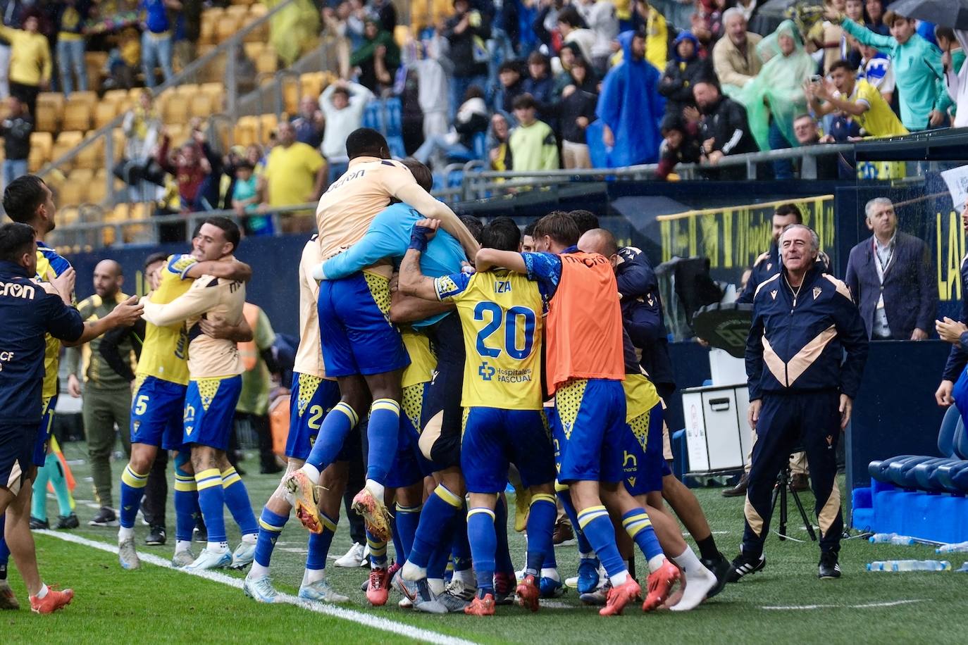 Fotos: el Cádiz da a su afición la primera alegría en casa en la jornada 12