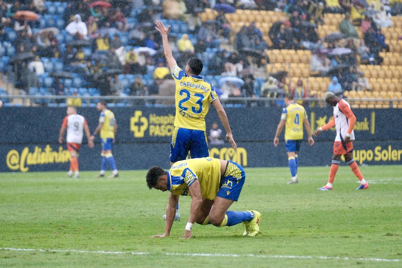 Fotos: el Cádiz da a su afición la primera alegría en casa en la jornada 12