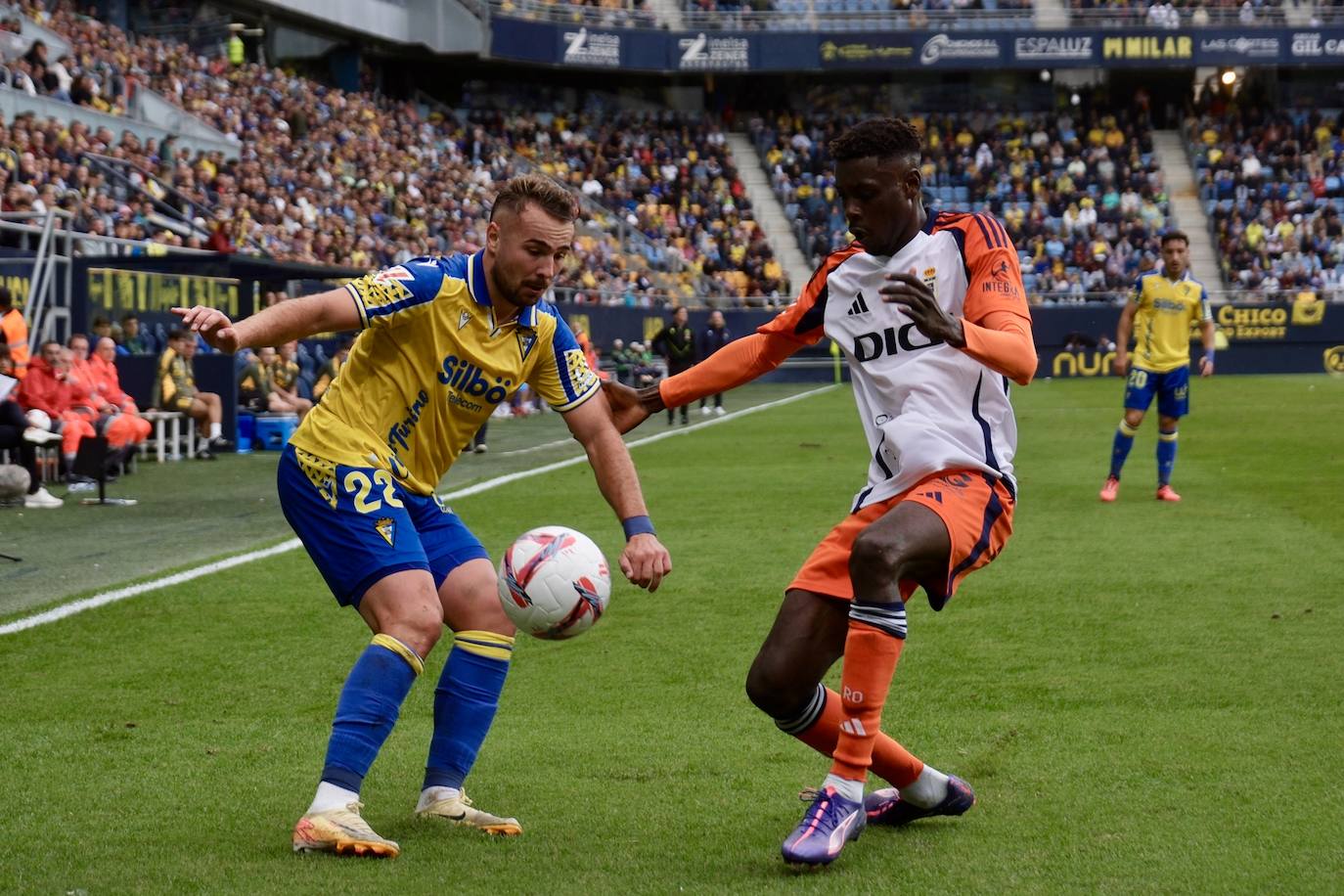 Fotos: el Cádiz da a su afición la primera alegría en casa en la jornada 12