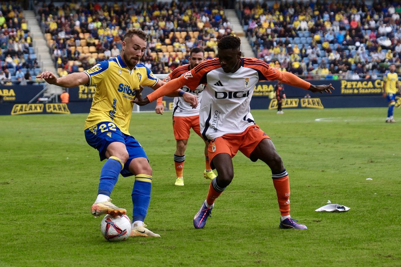 Fotos: el Cádiz da a su afición la primera alegría en casa en la jornada 12