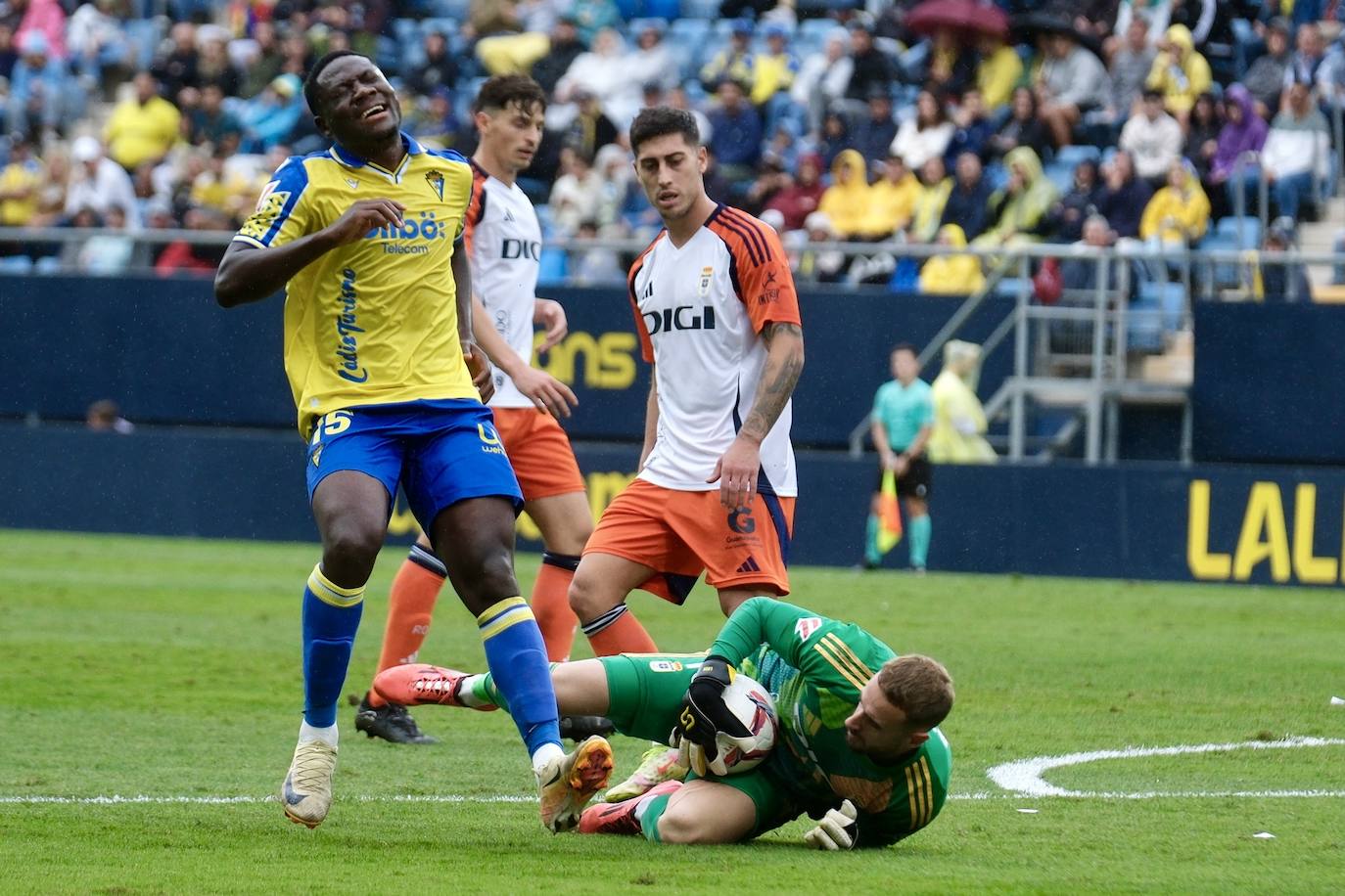 Fotos: el Cádiz da a su afición la primera alegría en casa en la jornada 12