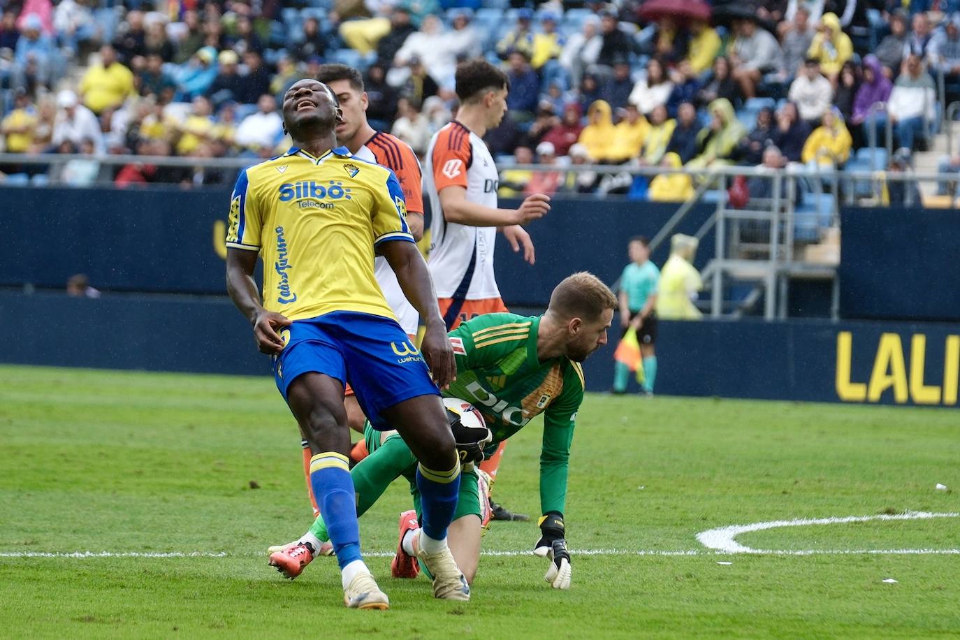 Fotos: el Cádiz da a su afición la primera alegría en casa en la jornada 12