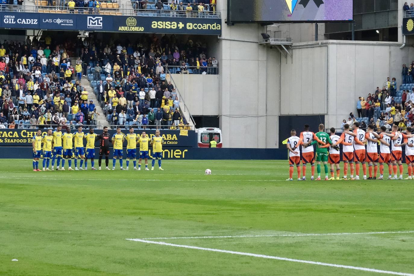 Fotos: el Cádiz da a su afición la primera alegría en casa en la jornada 12