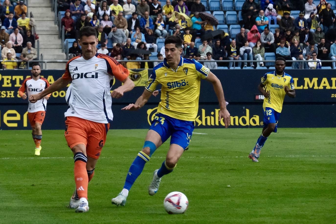 Fotos: el Cádiz da a su afición la primera alegría en casa en la jornada 12