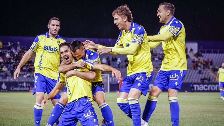 El Cádiz CF ganó 0-3 al Real Jaén y pasó de ronda en la Copa del Rey.