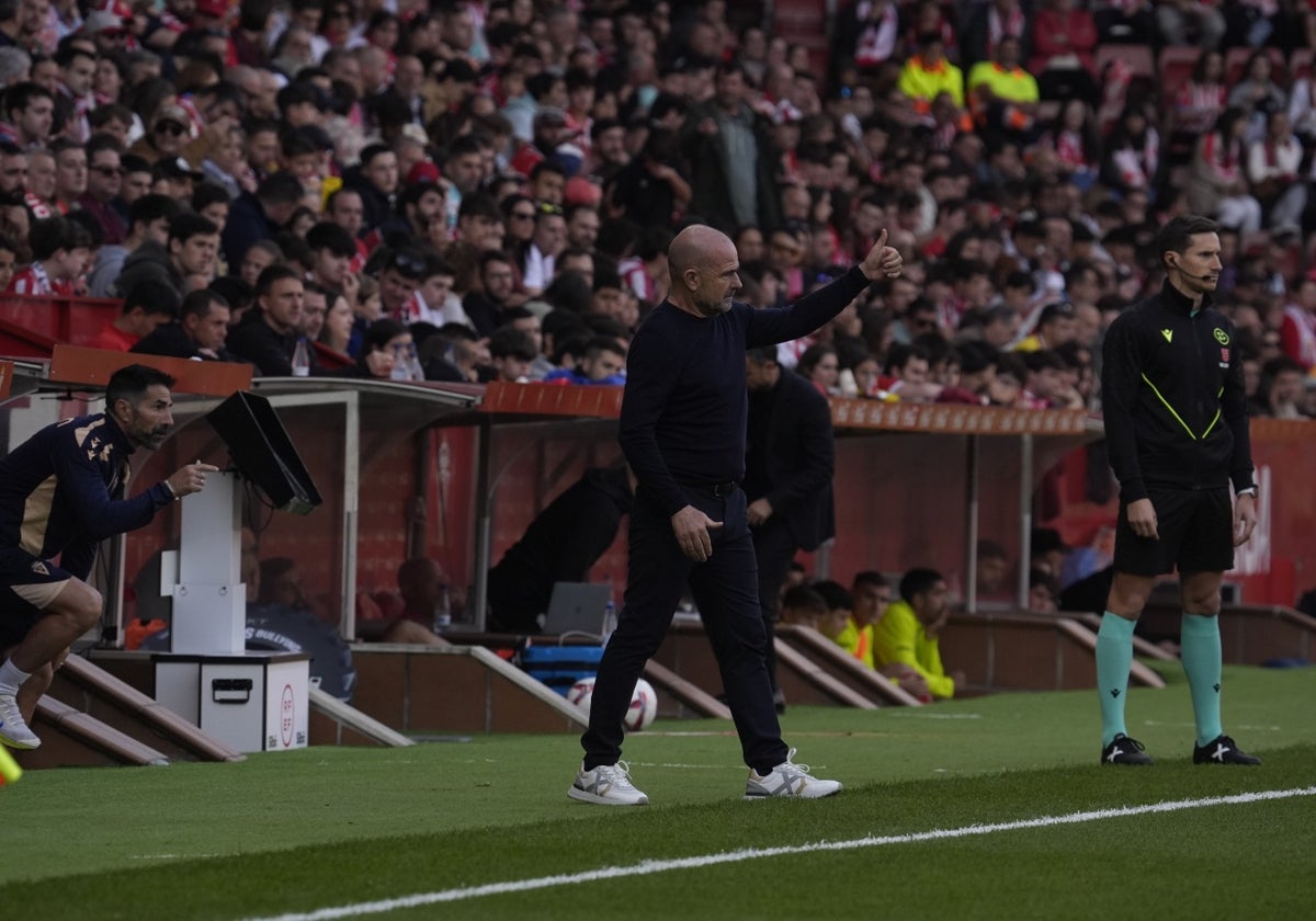 Paco López da instrucciones en El Molinón