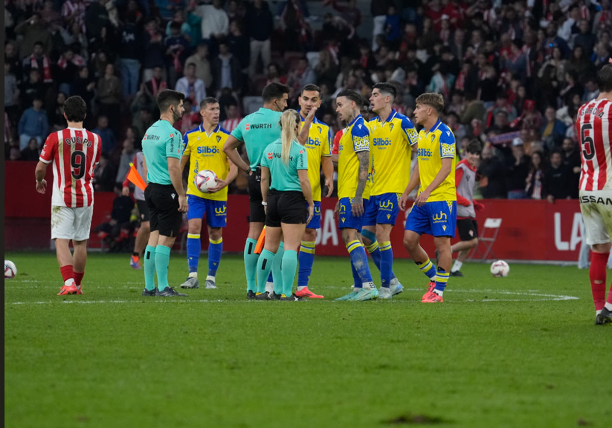 Jugadores del Cádiz CF reclaman al equipo arbitral tras el final del encuentro