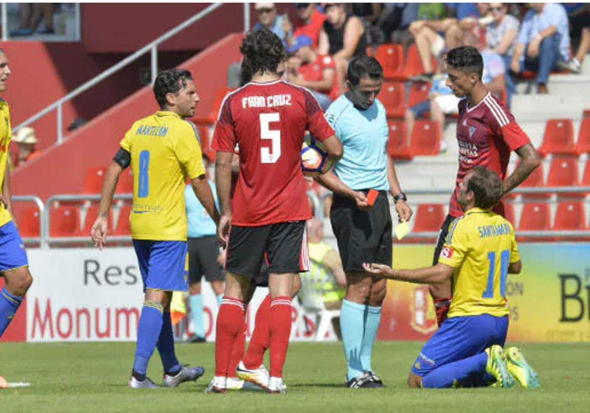 El Mirandés - Cádiz con expulsión a Santamaría