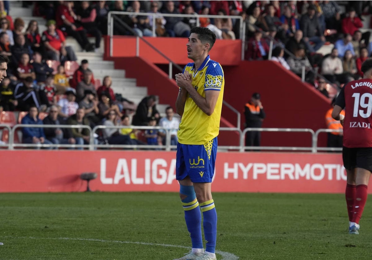 Carlos Fernández se lamenta tras una ocasión fallada en Anduva