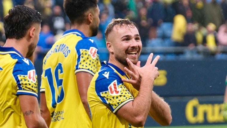 Javi Ontiveros celebra uno de sus goles al Málaga esta temporada.