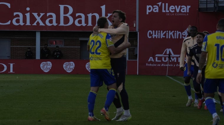 Javi Ontiveros celebra con Iván Alejo uno de sus goles al Mirandés en Anduva.