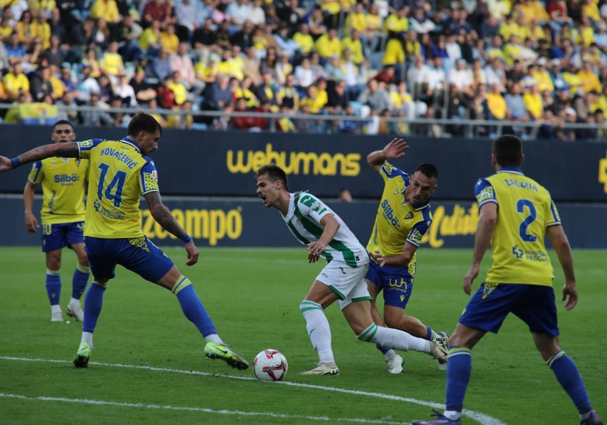 Fotos: El Cádiz se lleva el derbi andaluz ante el Córdoba