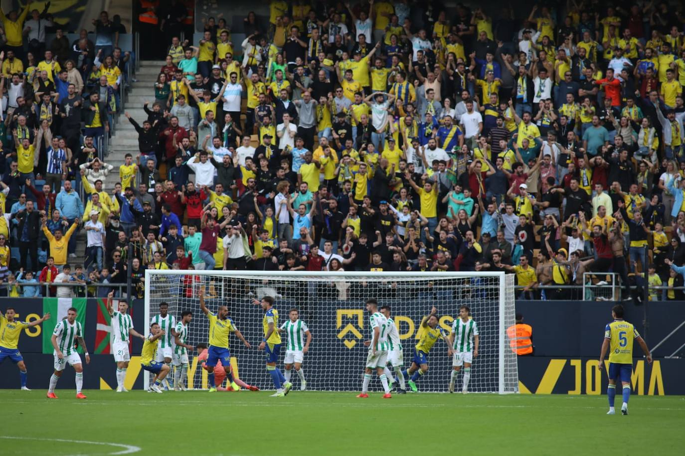 Fotos: El Cádiz se lleva el derbi andaluz ante el Córdoba