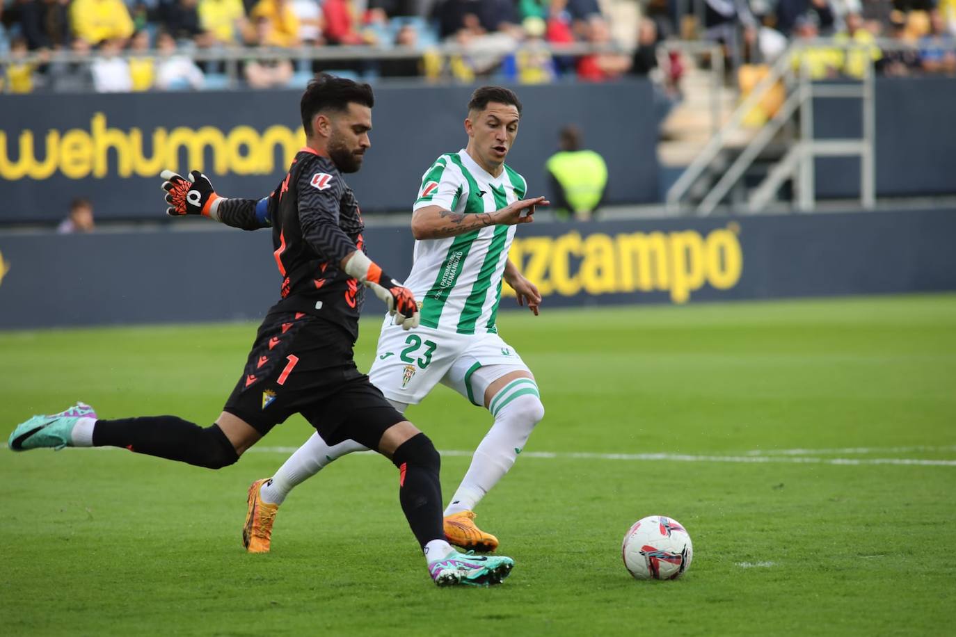 Fotos: El Cádiz se lleva el derbi andaluz ante el Córdoba