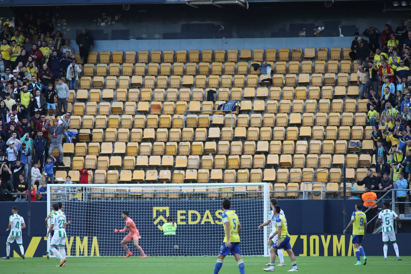 Fotos: El Cádiz se lleva el derbi andaluz ante el Córdoba