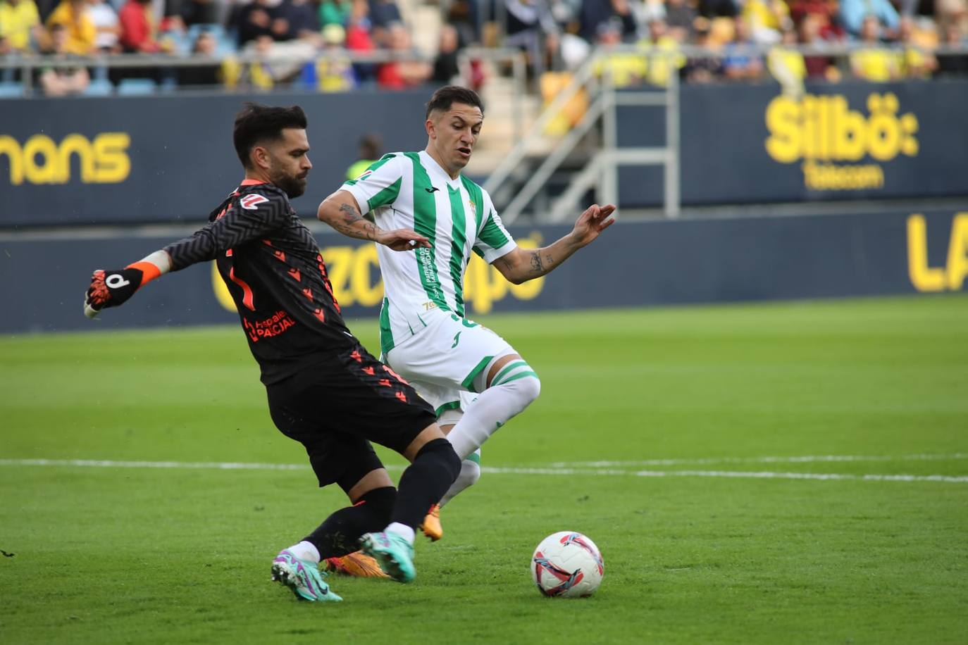 Fotos: El Cádiz se lleva el derbi andaluz ante el Córdoba