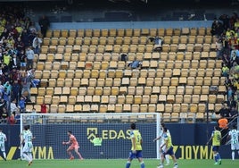 La «huelga de animación» de las Brigadas Amarillas durante los 12 primeros minutos del Cádiz - Córdoba