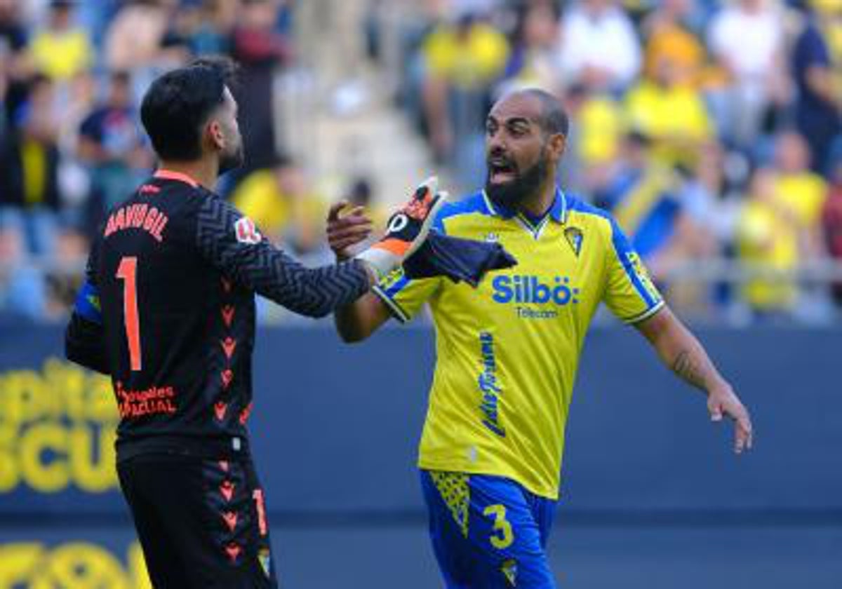 David Gil y Fali durante el partido