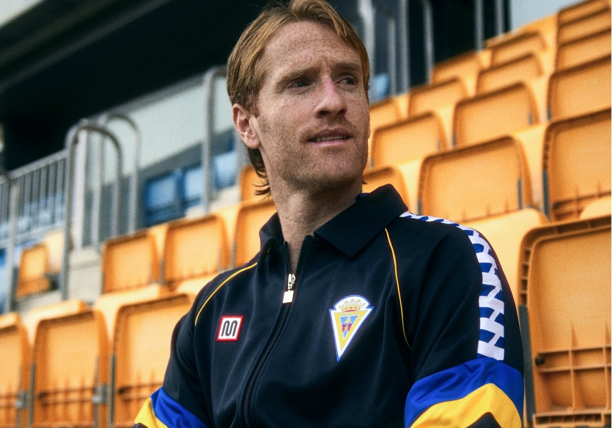 Álex Fernández, con el uniforme retro que ha sacado el Cádiz CF recientemente.