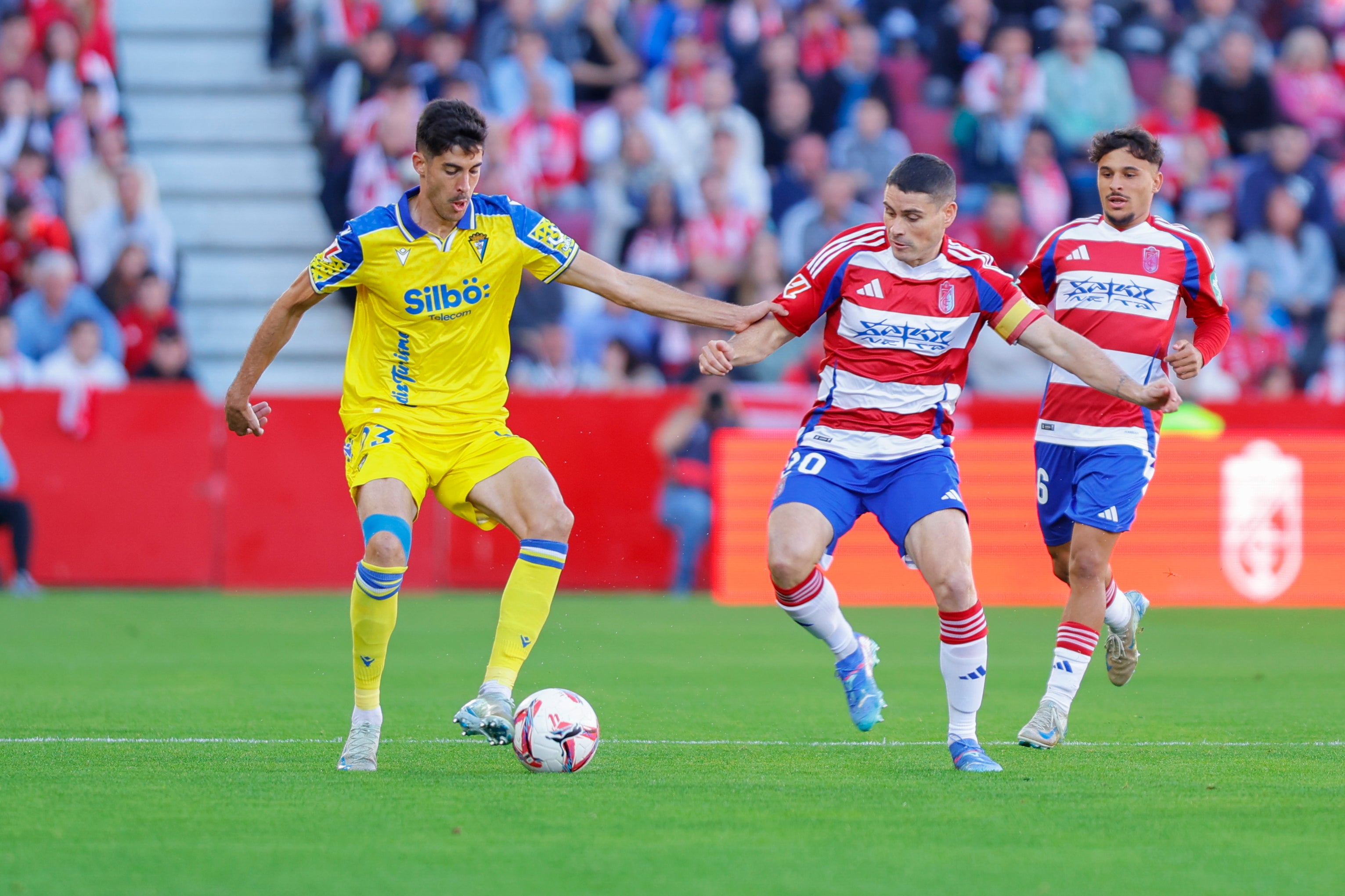 Fotos: El Cádiz no puede ganar en Granada, pero no pierde