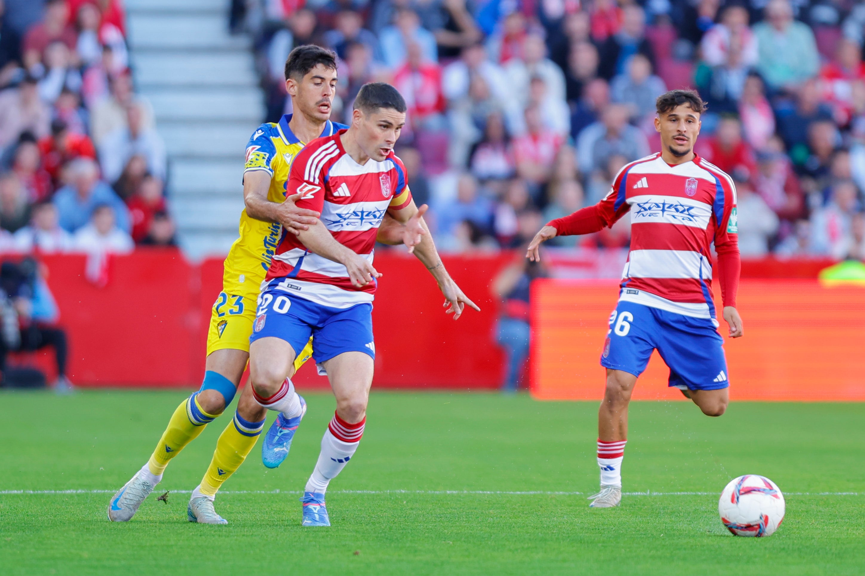 Fotos: El Cádiz no puede ganar en Granada, pero no pierde