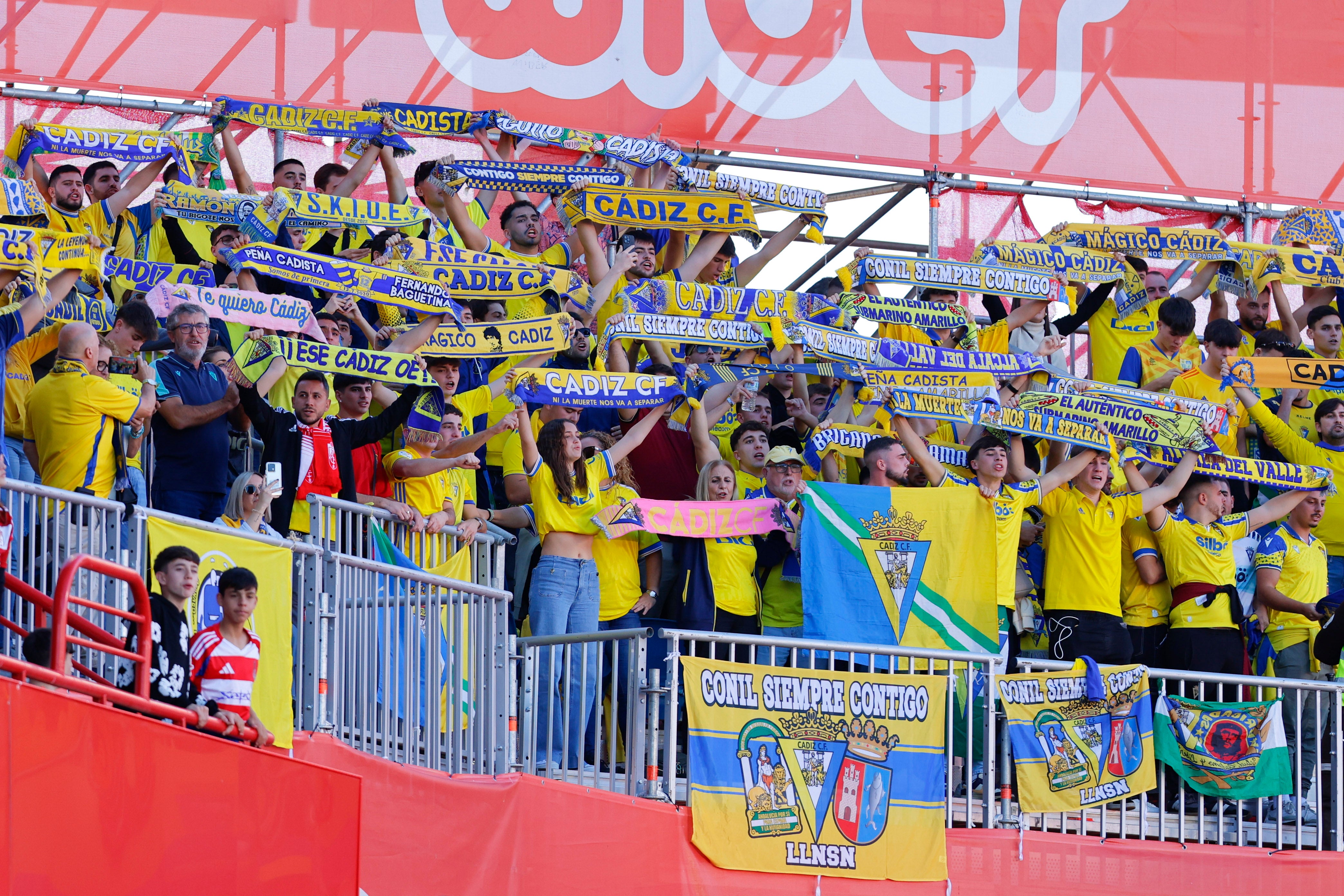 Fotos: El Cádiz no puede ganar en Granada, pero no pierde