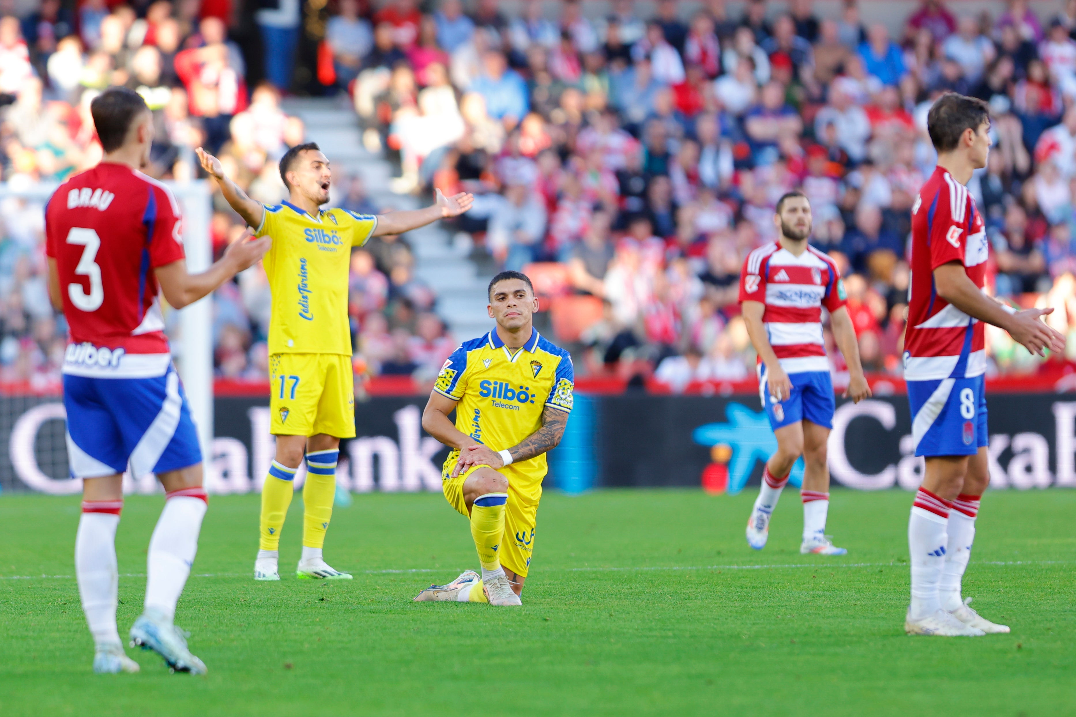 Fotos: El Cádiz no puede ganar en Granada, pero no pierde