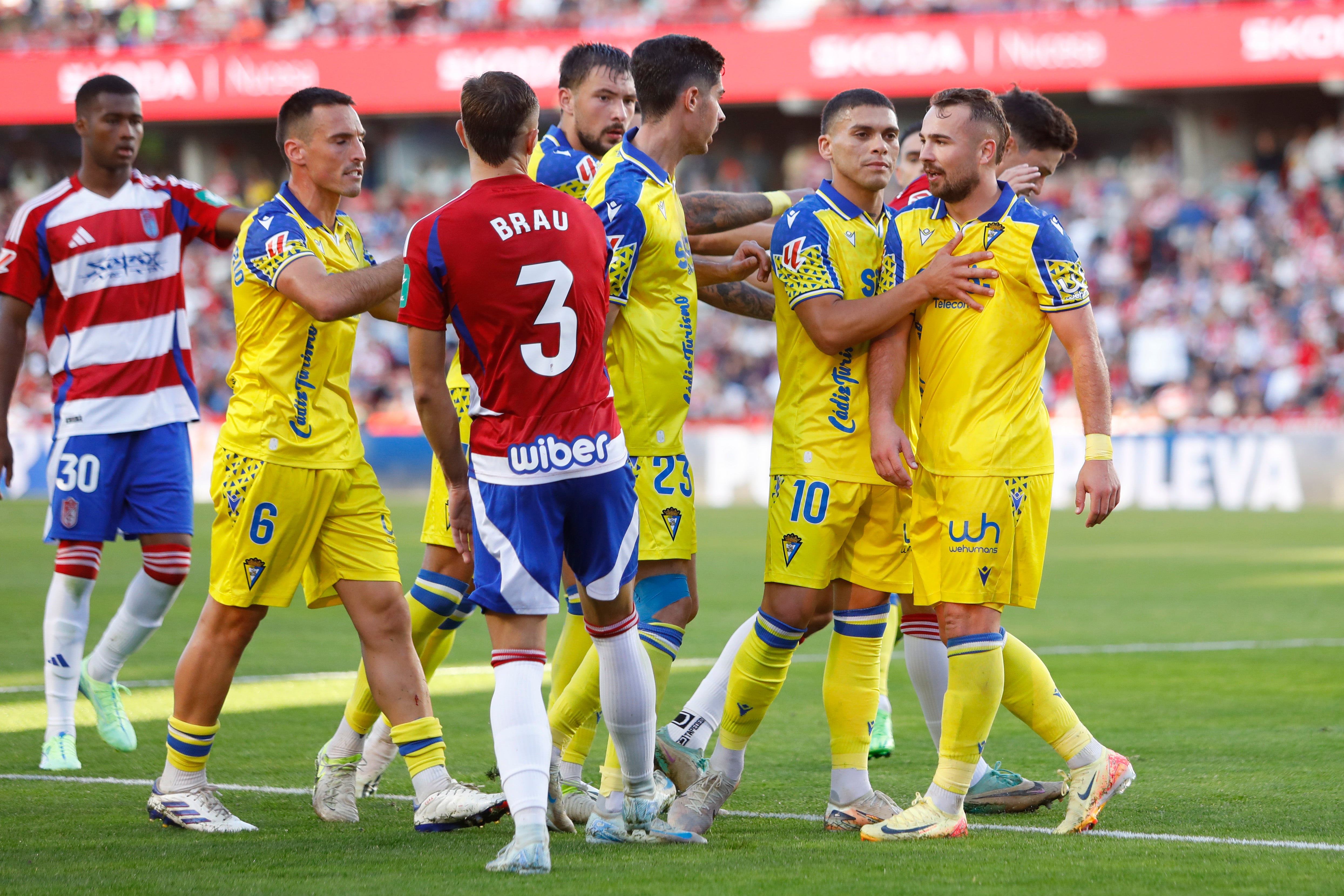 Fotos: El Cádiz no puede ganar en Granada, pero no pierde