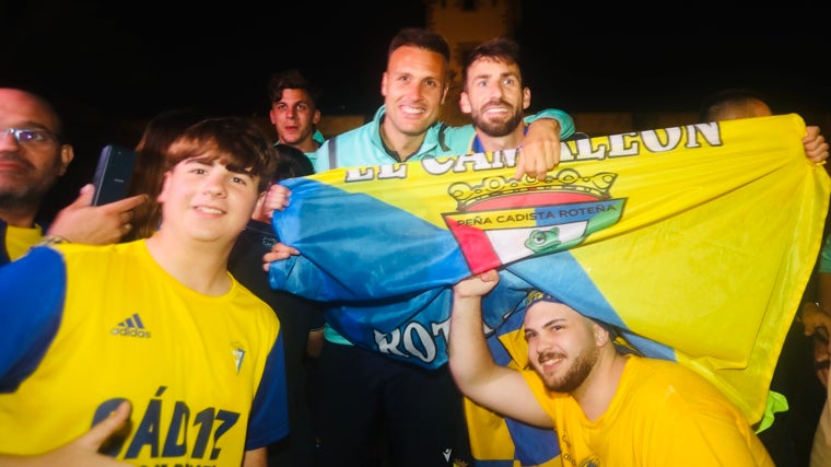 El Cádiz CF festeja su permanencia en Primera en las Puertas de Tierra.