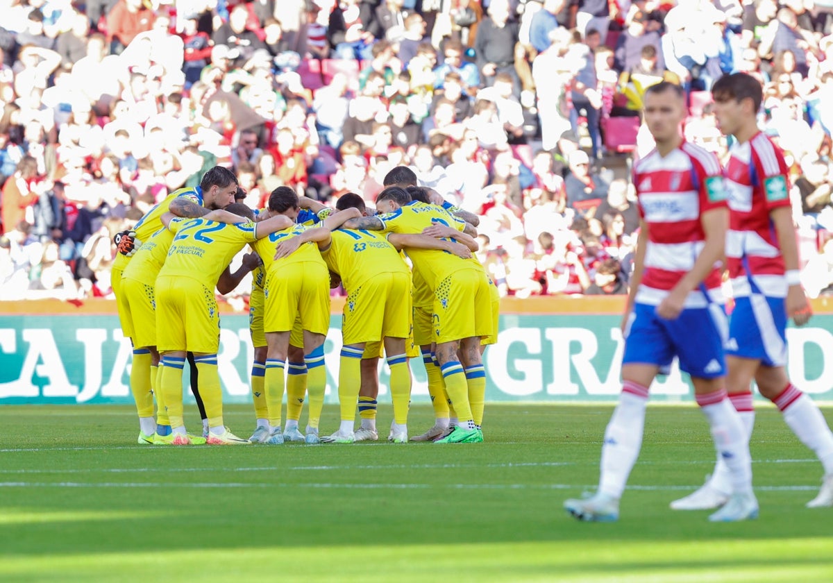 Los jugadores del Cádiz CF hacen piña antes del derbi ante el Granada.