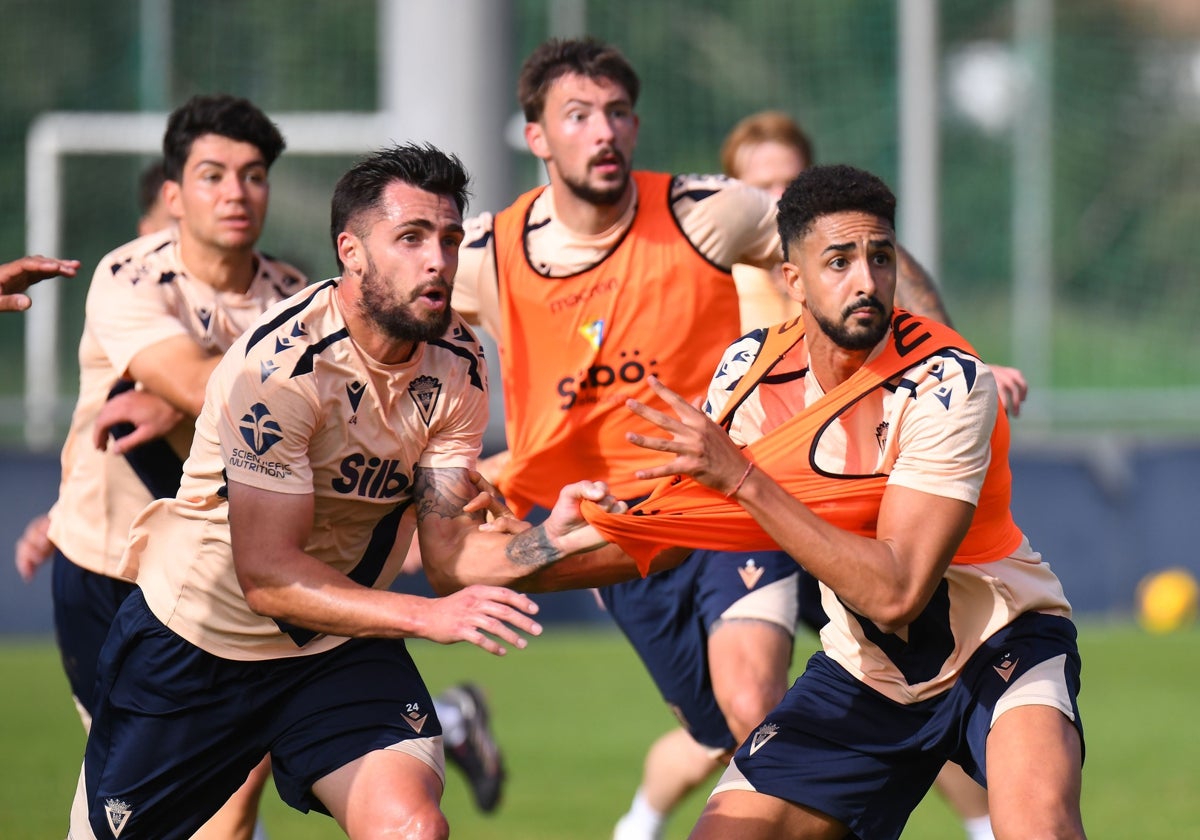 Glauder agarra a Chris Ramos mientras Kovacevic y el canterano Julio Cabrera no pierden detalle del centro.