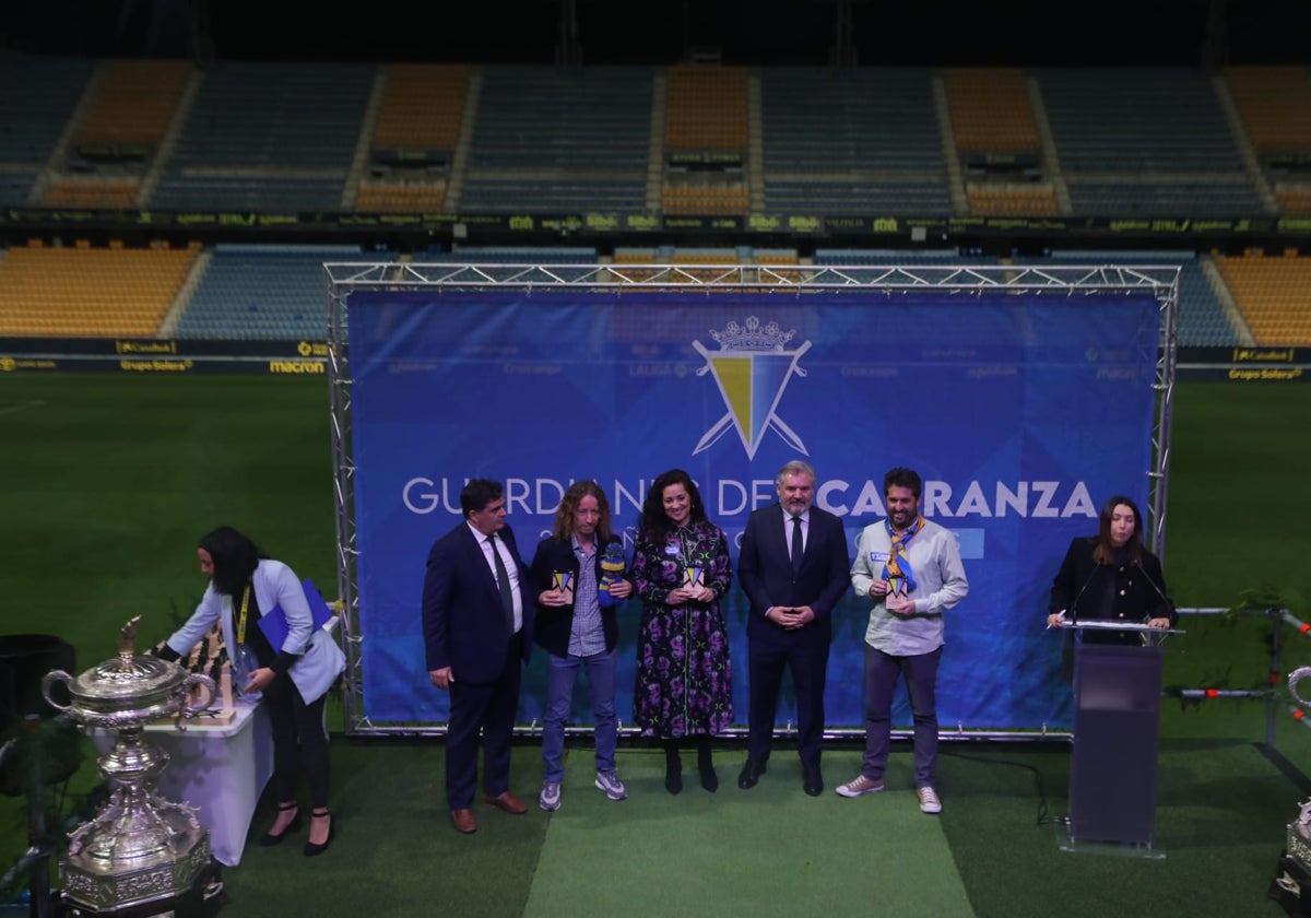 Noche de homenajes en el estadio.