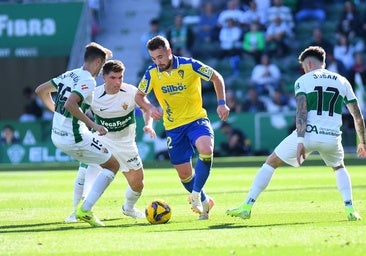 Así hemos vivido Elche - Cádiz, 2-1: resumen, goles y minuto a minuto del partido de LaLiga Hypermotion 2024-2025