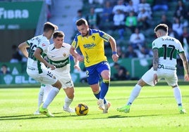 Así hemos vivido Elche - Cádiz, 2-1: resumen, goles y minuto a minuto del partido de LaLiga Hypermotion 2024-2025