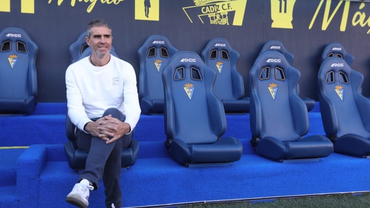 Gaizka Garitano en el banquillo local del Estadio Carranza.