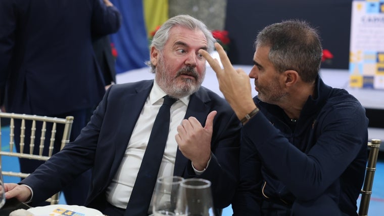 El presidente Manuel Vizcaíno junto al entrenador Gaizka Garitano.