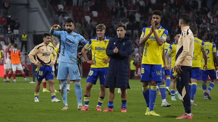 Iza aplaude a la afición del Cádiz CF al finalizar la cita liguera en El Molinón ante el Sporting.