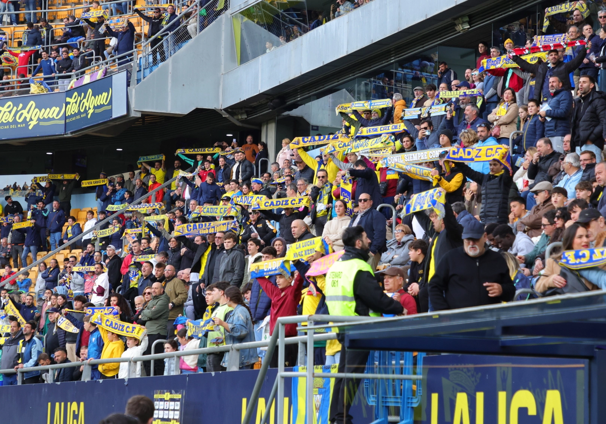 Afición del Cádiz en Carranza