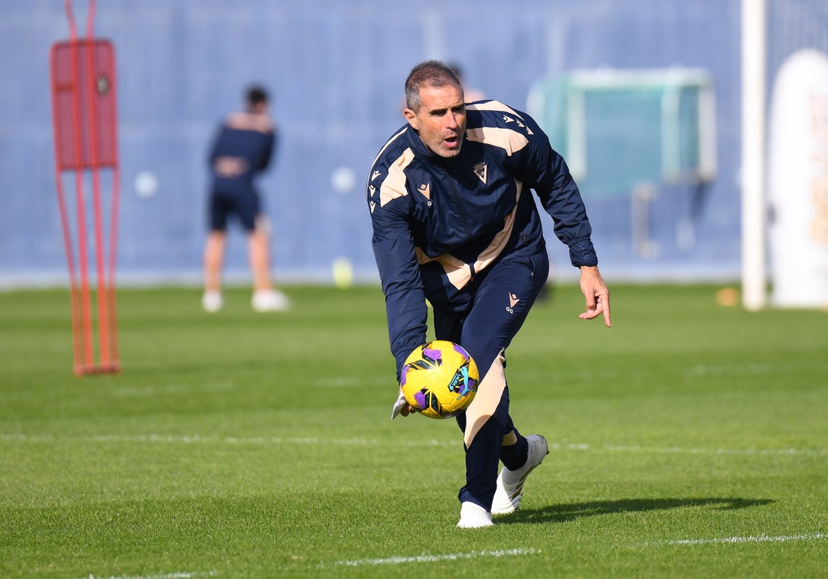 Gaizka Garitano, en un entrenamiento en El Rosal.